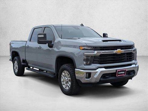 Used 2024 Chevrolet Silverado 2500 LT w/ Convenience Package image 3