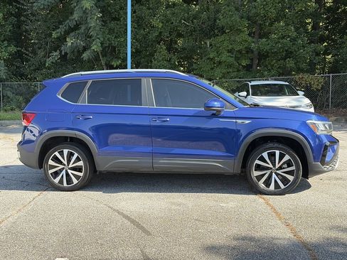Used 2022 Volkswagen Taos SE FWD image 6