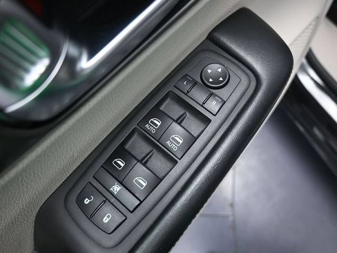 Used 2022 Chrysler Pacifica Touring-L FWD image 19