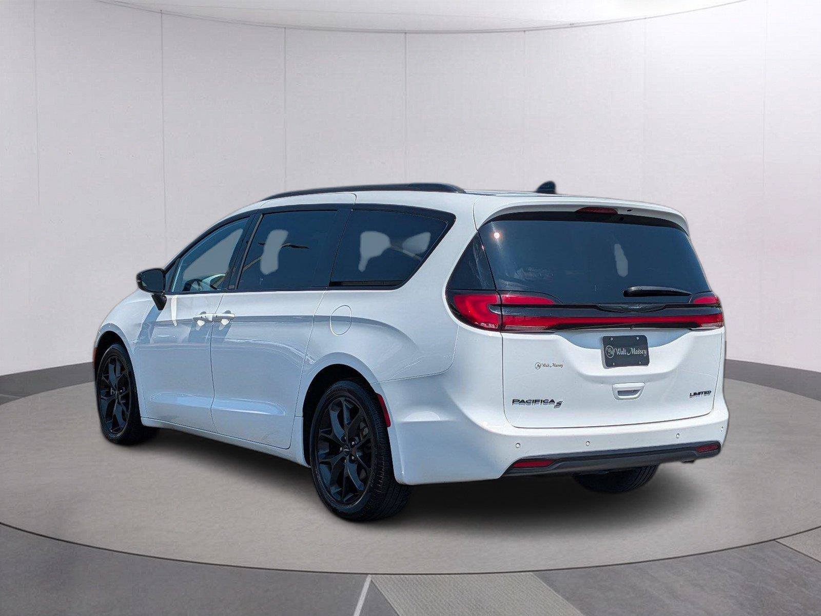 Used 2025 Chrysler Pacifica Limited FWD image 3