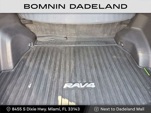 Used 2022 Toyota RAV4 SE image 7