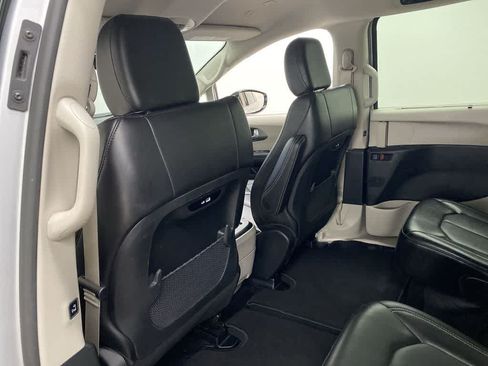Used 2024 Chrysler Pacifica Touring-L FWD image 15