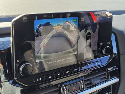 Used 2025 Nissan Pathfinder SL image 18