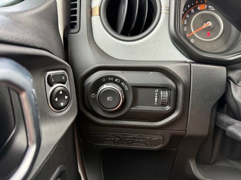 Used 2025 Jeep Wrangler Unlimited Sahara AWD/4WD image 13