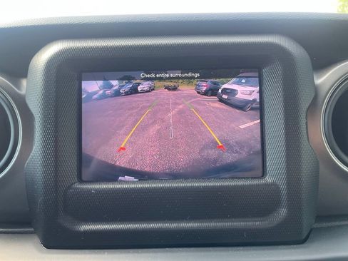 Used 2022 Jeep Wrangler Sport AWD/4WD image 18