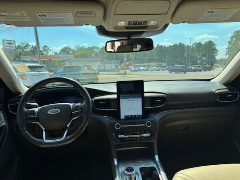 Used 2020 Ford Explorer Platinum w/ Premium Technology Package image 11