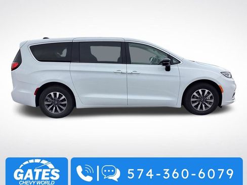 Used 2024 Chrysler Pacifica Select image 9