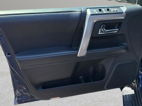 Used 2018 Toyota 4Runner SR5 AWD/4WD image 10