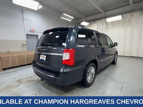 Used 2014 Chrysler Town & Country Touring-L w/ Driver Convenience Group image 11