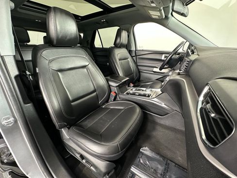 Used 2023 Ford Explorer XLT w/ Equipment Group 202A image 7