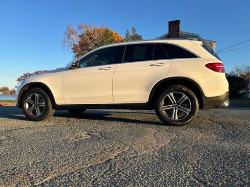 Used 2019 Mercedes-Benz GLC 300 4MATIC w/ Multimedia Package image 4