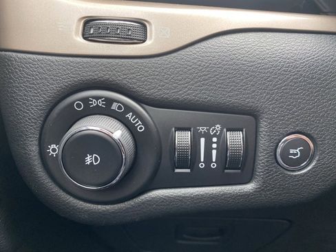 Used 2015 Jeep Cherokee Limited w/ Luxury Group image 9