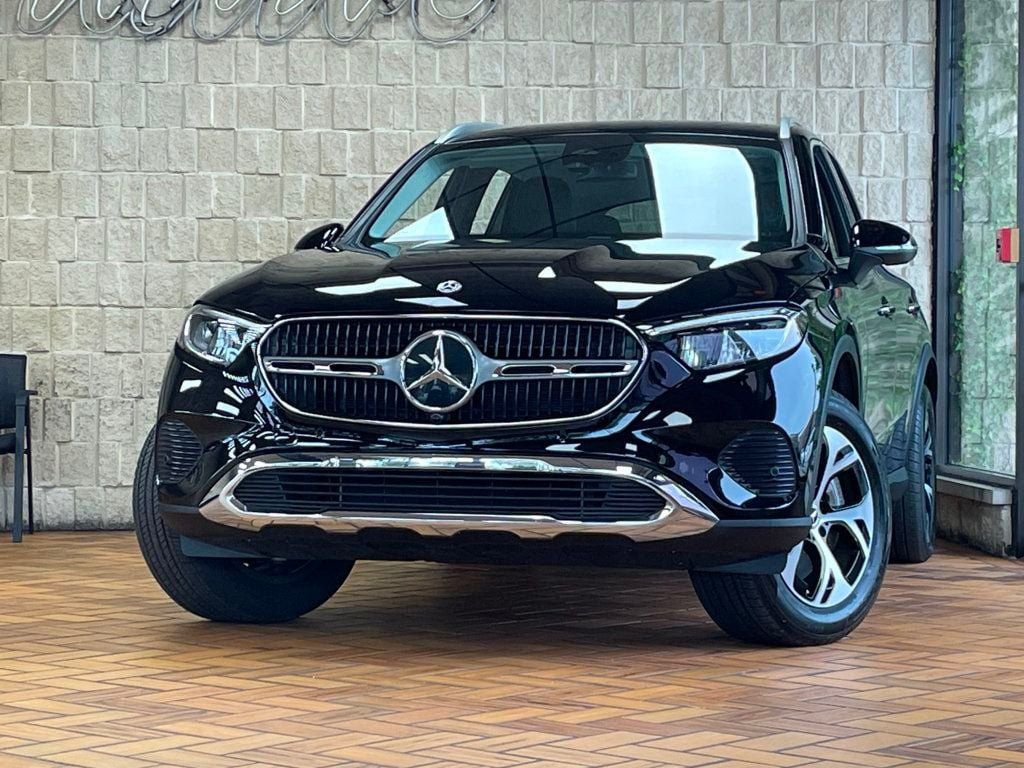 Used 2025 Mercedes-Benz GLC 350e 4MATIC image 2