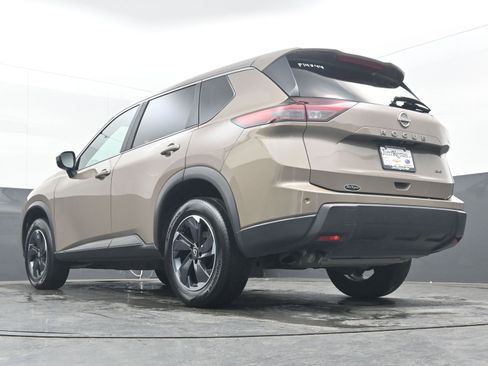 Used 2025 Nissan Rogue SV image 30