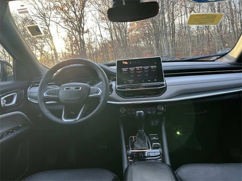 Used 2023 Jeep Compass Limited image 15