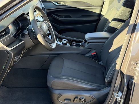 Used 2023 Jeep Grand Cherokee L Laredo image 19