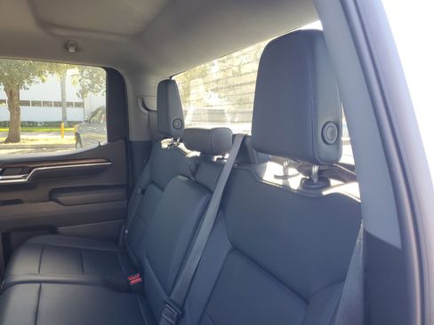 Used 2025 GMC Sierra 1500 SLT image 12