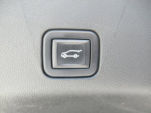 Used 2022 GMC Yukon SLT w/ SLT Luxury Package RWD image 38