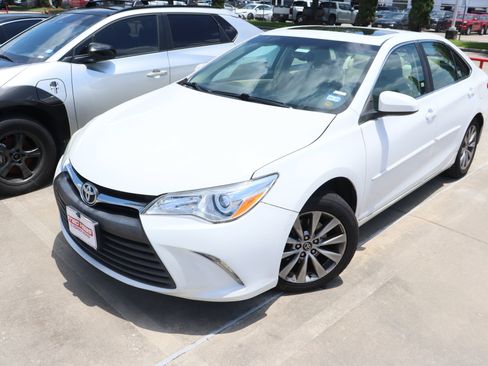 Used 2016 Toyota Camry XLE w/ Moonroof Package FWD image 5