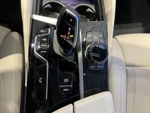 Used 2023 BMW M550i xDrive w/ Dynamic Handling Package image 23