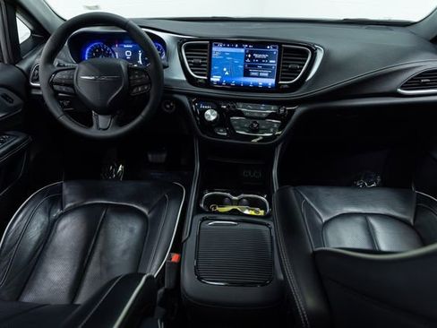 Used 2025 Chrysler Pacifica Limited image 21