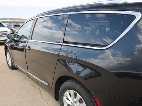 Used 2019 Chrysler Pacifica Touring-L FWD image 8