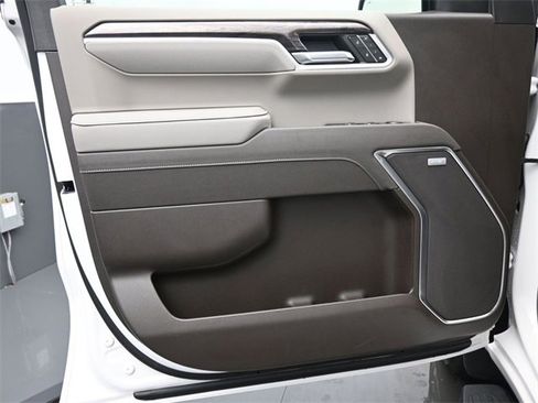 Used 2025 Chevrolet Silverado 1500 LTZ image 12