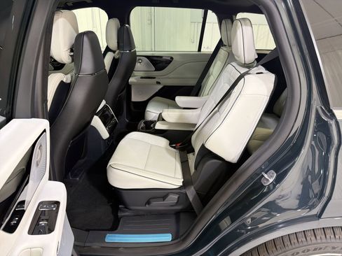 New 2025 Lincoln Aviator Black Label image 25