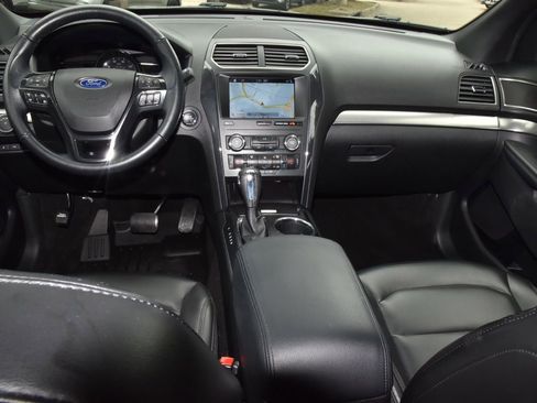 Used 2019 Ford Explorer XLT w/ Equipment Group 202A AWD/4WD image 17