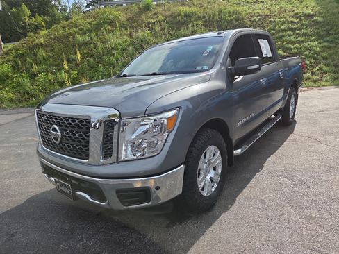 Used 2018 Nissan Titan SV w/ SV Convenience Package AWD/4WD image 8