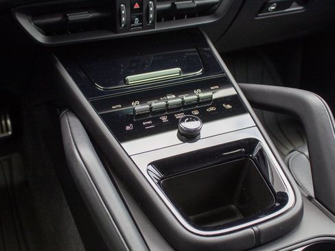 Used 2024 Porsche Cayenne S w/ Premium Package image 21