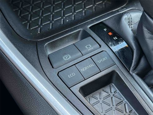 Certified 2025 Toyota RAV4 XLE image 33