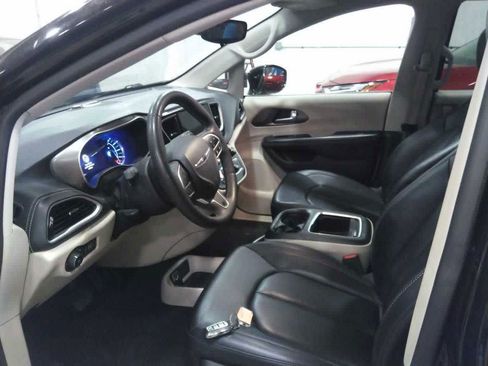 Used 2024 Chrysler Pacifica Limited FWD image 9