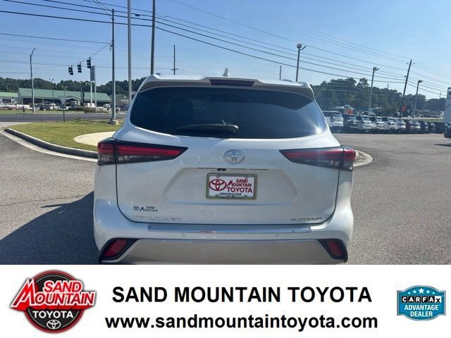 Used 2021 Toyota Highlander Platinum FWD image 4