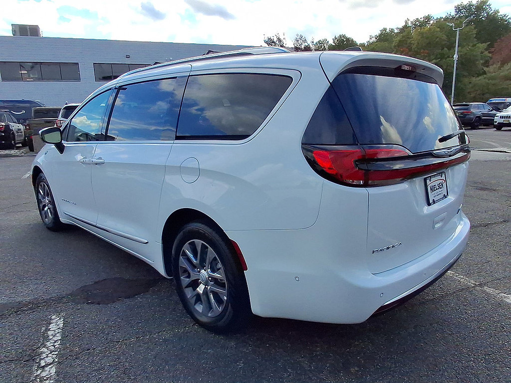 Used 2025 Chrysler Pacifica Pinnacle FWD image 28