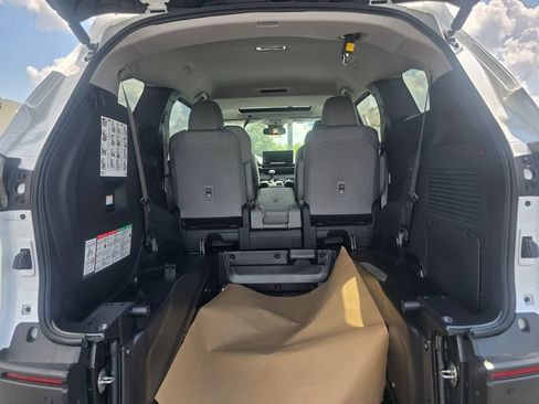 Used 2025 Toyota Sienna XLE FWD image 21