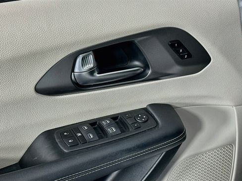 Used 2024 Chrysler Pacifica Touring-L FWD image 15