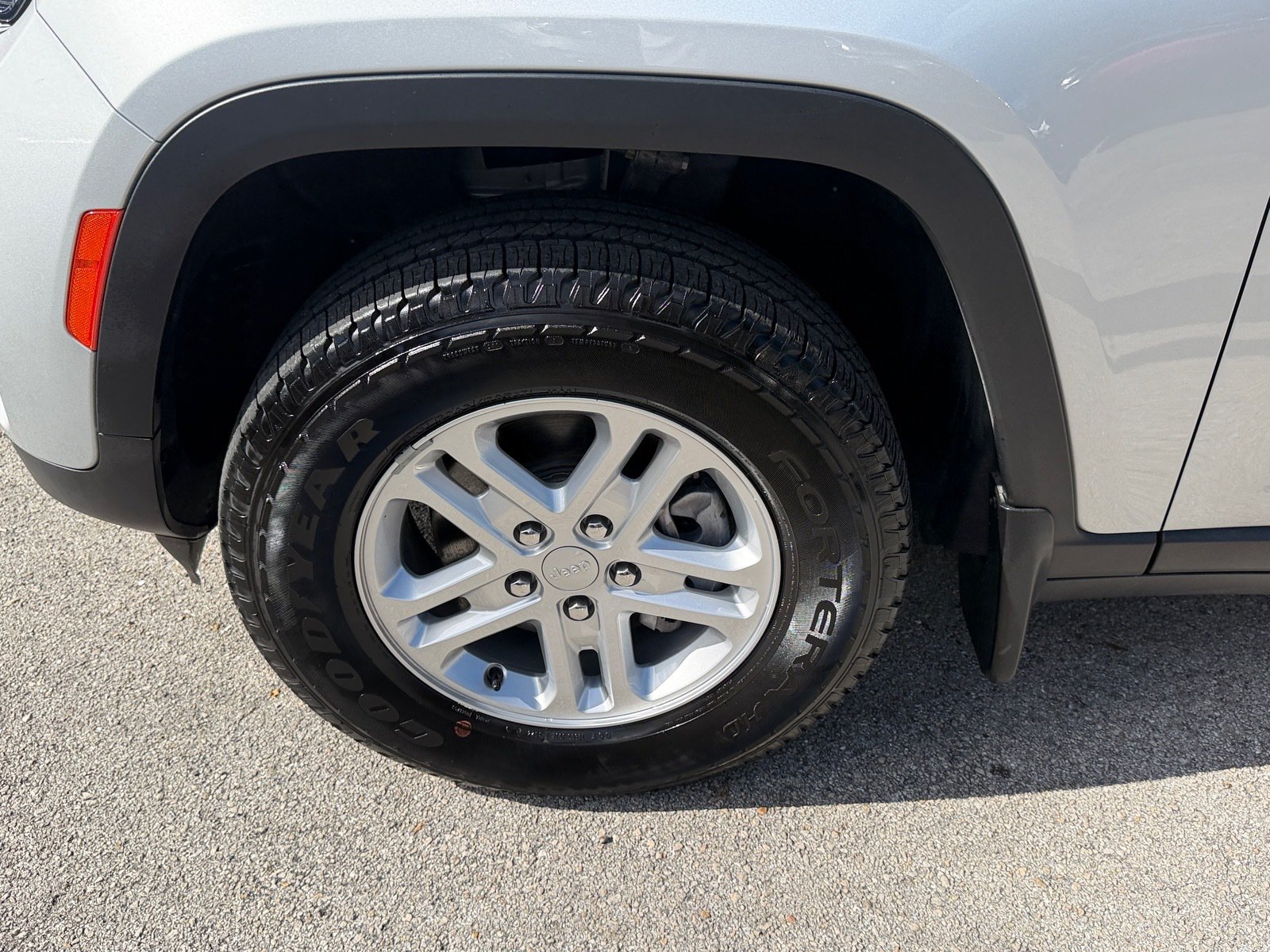Used 2025 Jeep Grand Cherokee Laredo w/ MOPAR Finishing Package RWD image 19