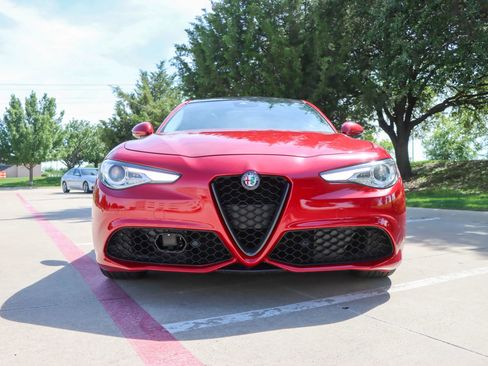 Used 2017 Alfa Romeo Giulia Ti w/ TI 19" Sport Package AWD/4WD image 2