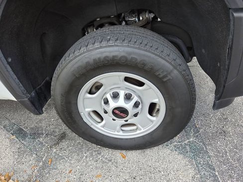 Used 2024 GMC Sierra 2500 Pro w/ Convenience Package image 2