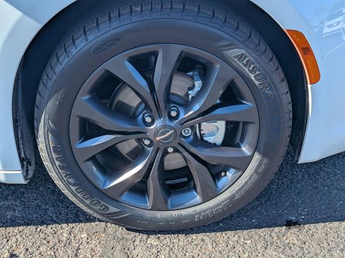 Used 2019 Chrysler Pacifica Touring Plus w/ S Appearance Package image 9