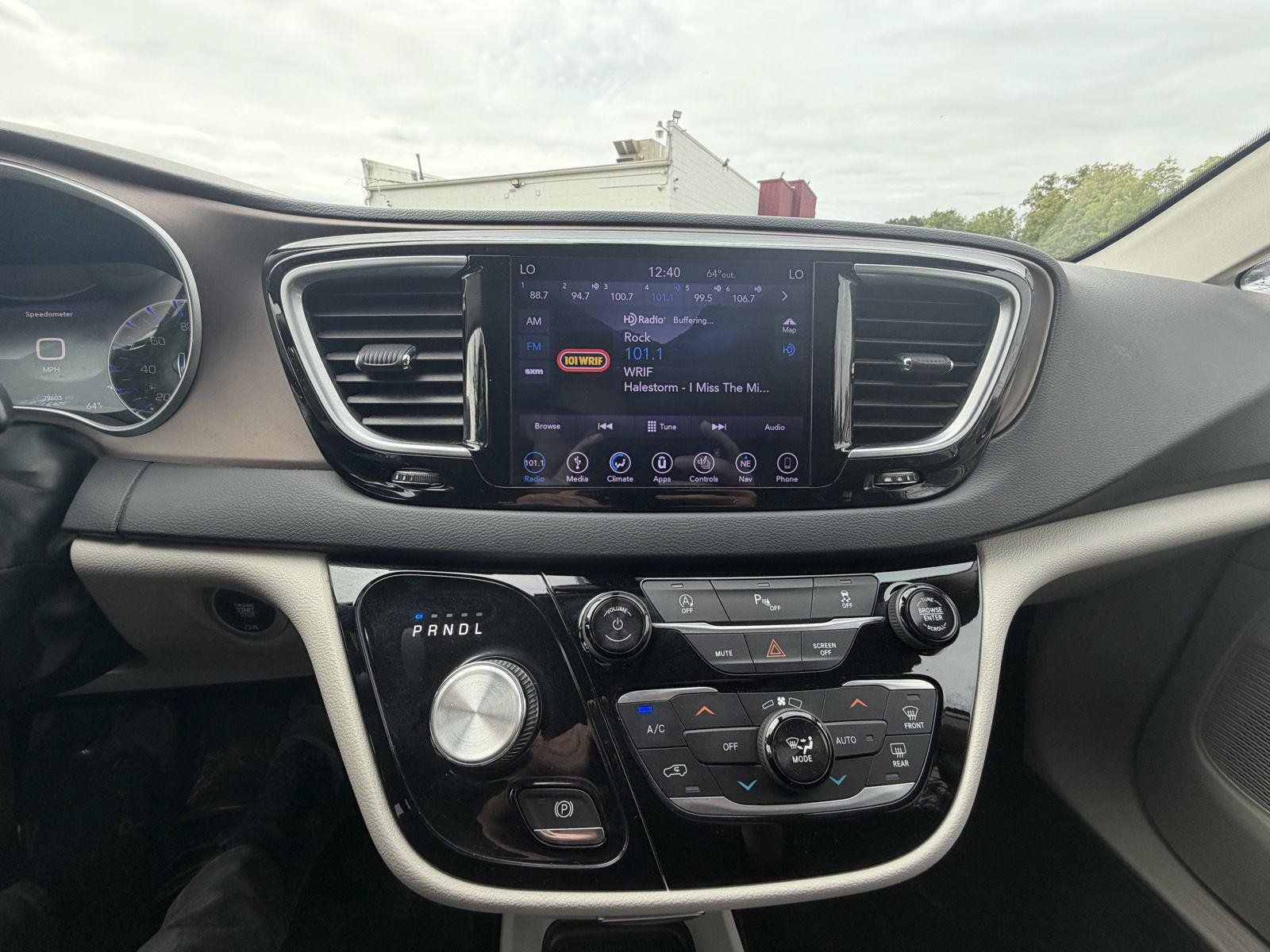 Used 2018 Chrysler Pacifica Touring-L Plus FWD image 18