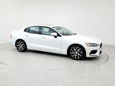 Used 2019 Volvo S60 T6 Momentum w/ Multimedia Package image 3