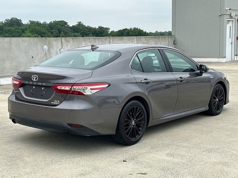 Used 2019 Toyota Camry XLE FWD image 4