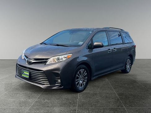 Used 2019 Toyota Sienna XLE image 3