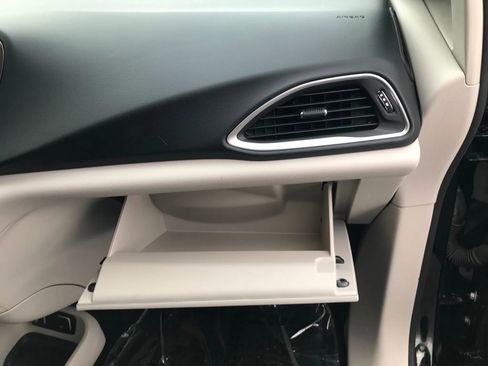 Used 2018 Chrysler Pacifica Touring-L image 47