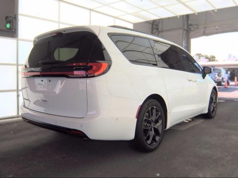 Used 2023 Chrysler Pacifica Touring-L w/ S Appearance Package FWD image 4