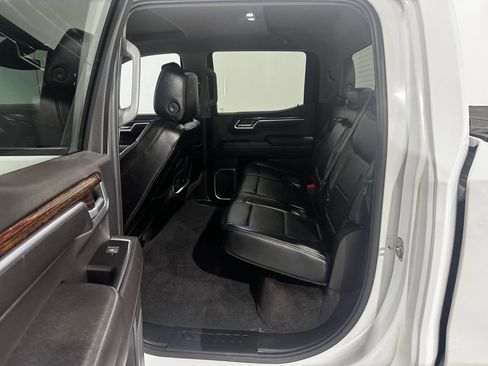 Used 2022 GMC Sierra 1500 Elevation w/ LPO, Elevation Black Package AWD/4WD image 19