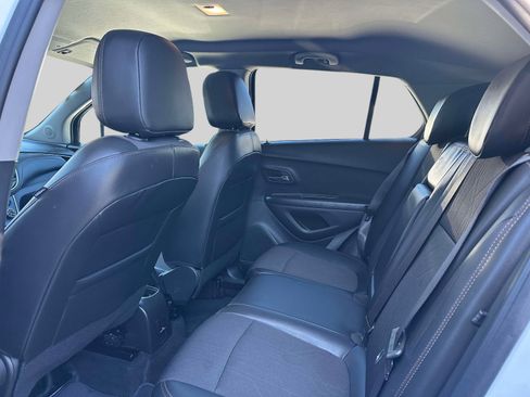 Used 2022 Chevrolet Trax LT w/ LT Convenience Package AWD/4WD image 10