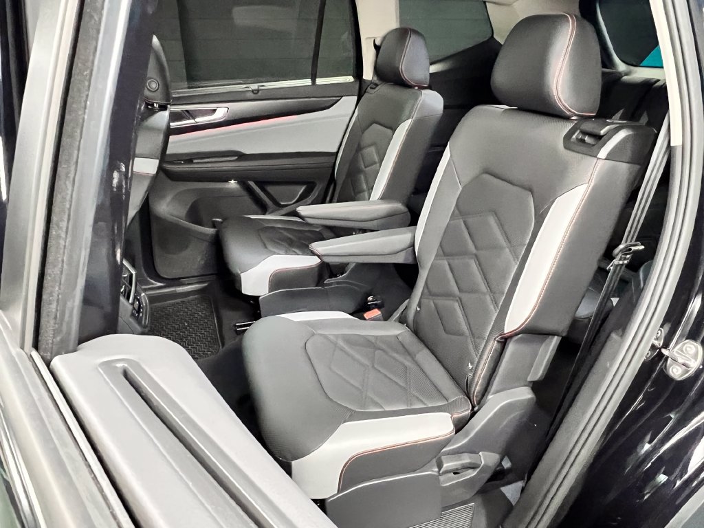 Used 2025 Volkswagen Atlas Peak Edition SE AWD/4WD image 16